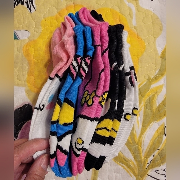 NWT 5 Pairs of Ladies Hello Kitty Socks - Picture 2 of 3